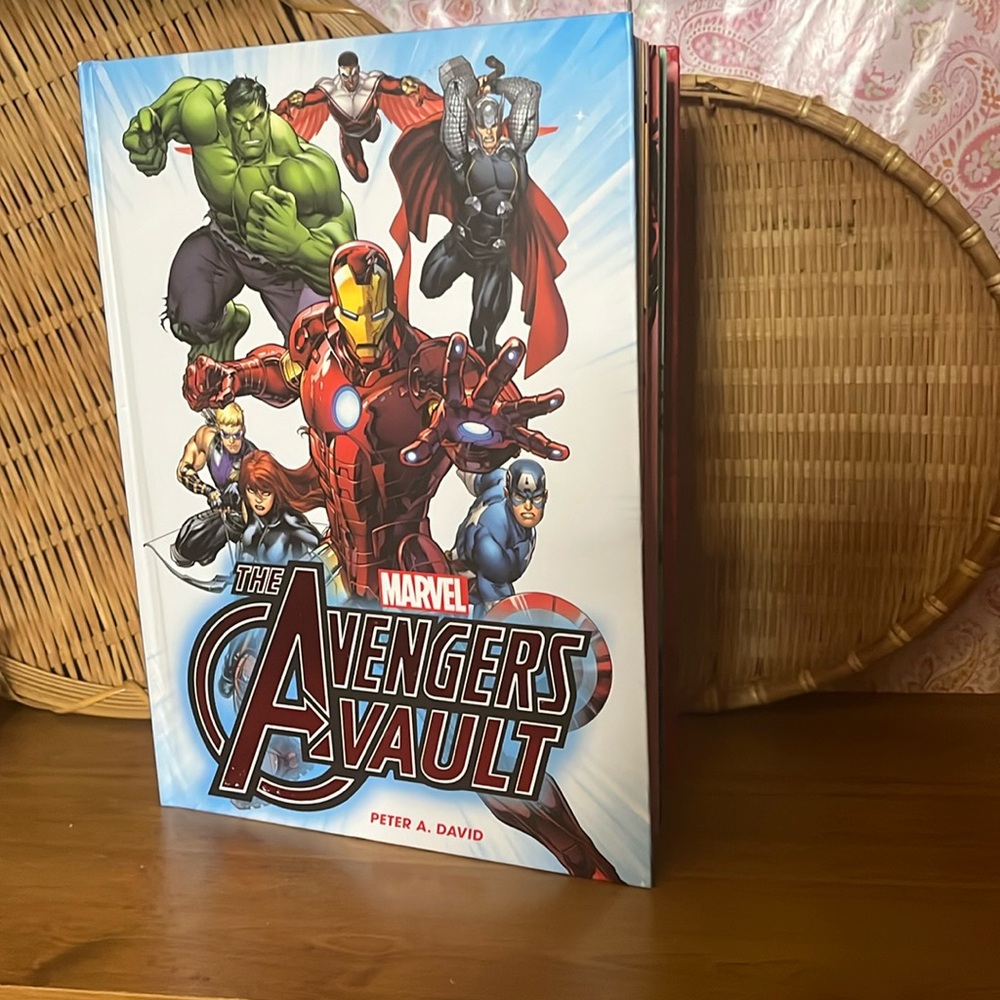 😄The Avengers vault book marvel 2015